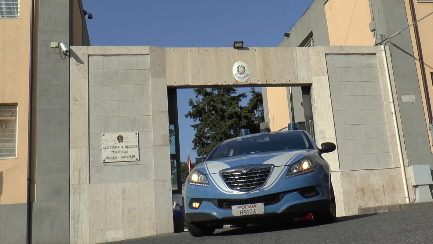 Cerca di incendiare i mezzi della ditta per cui lavorava: 32enne arrestato