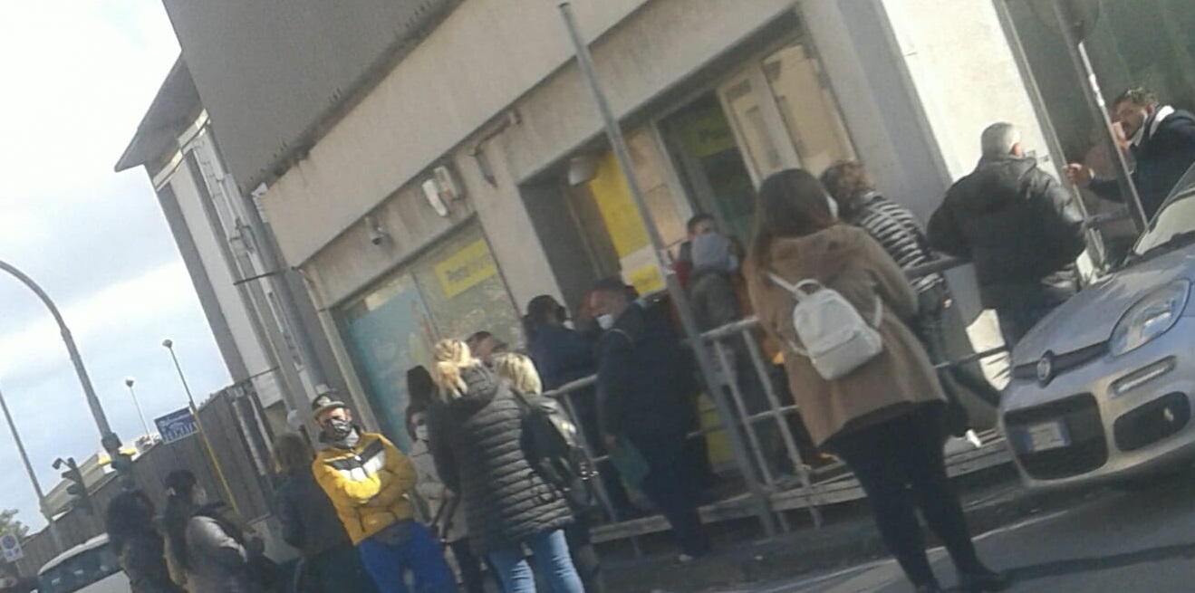 Assembramenti, tensione e caos negli uffici postali. Ugl: "Situazione esplosiva"