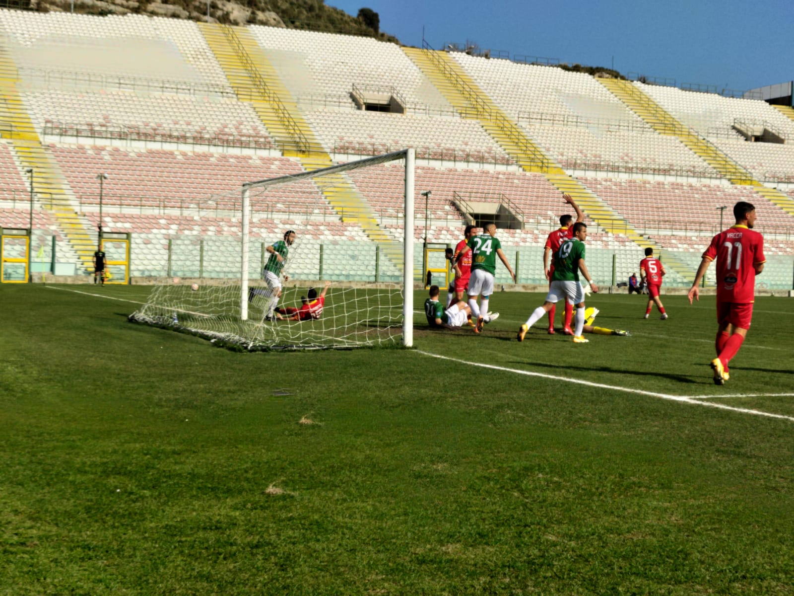 CALCIO SERIE D PRIMI TEMPI: Acr Messina sul doppio vantaggio. Fc Messina pari a Troina