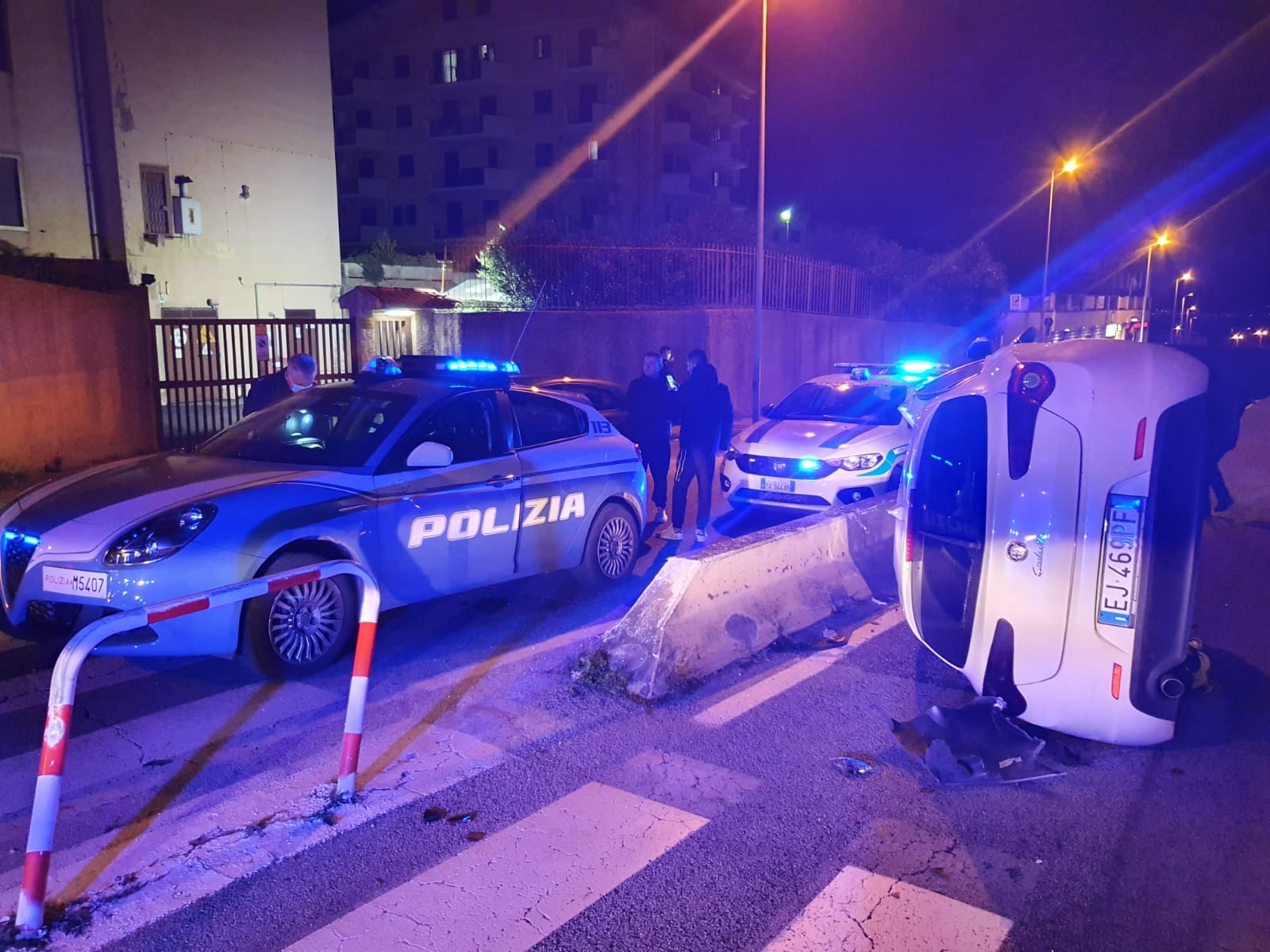 Rocambolesco inseguimento si viale Giostra, fuggiaschi investono la Volante