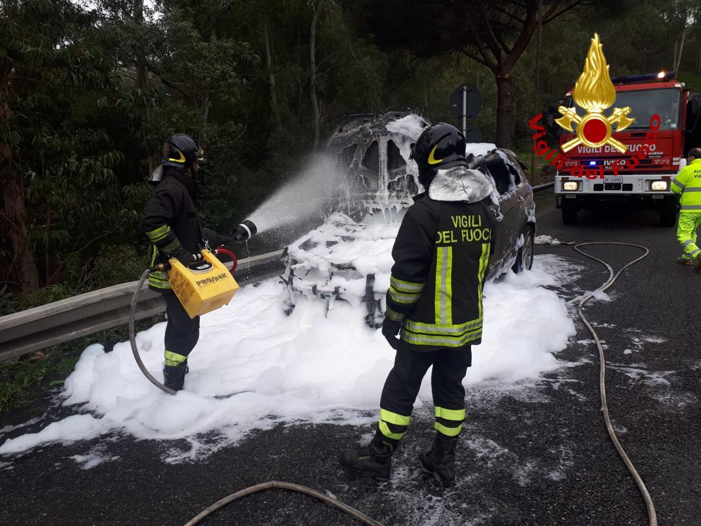 A18, auto divorata dalle fiamme