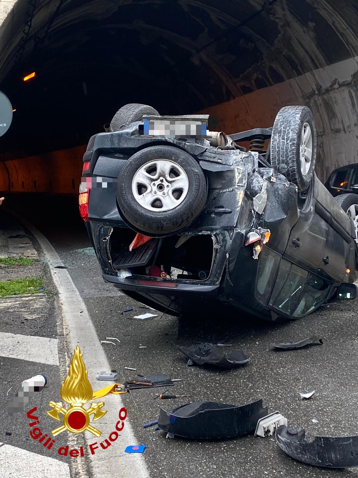 A18, si ribalta Suv: ferito il conducente