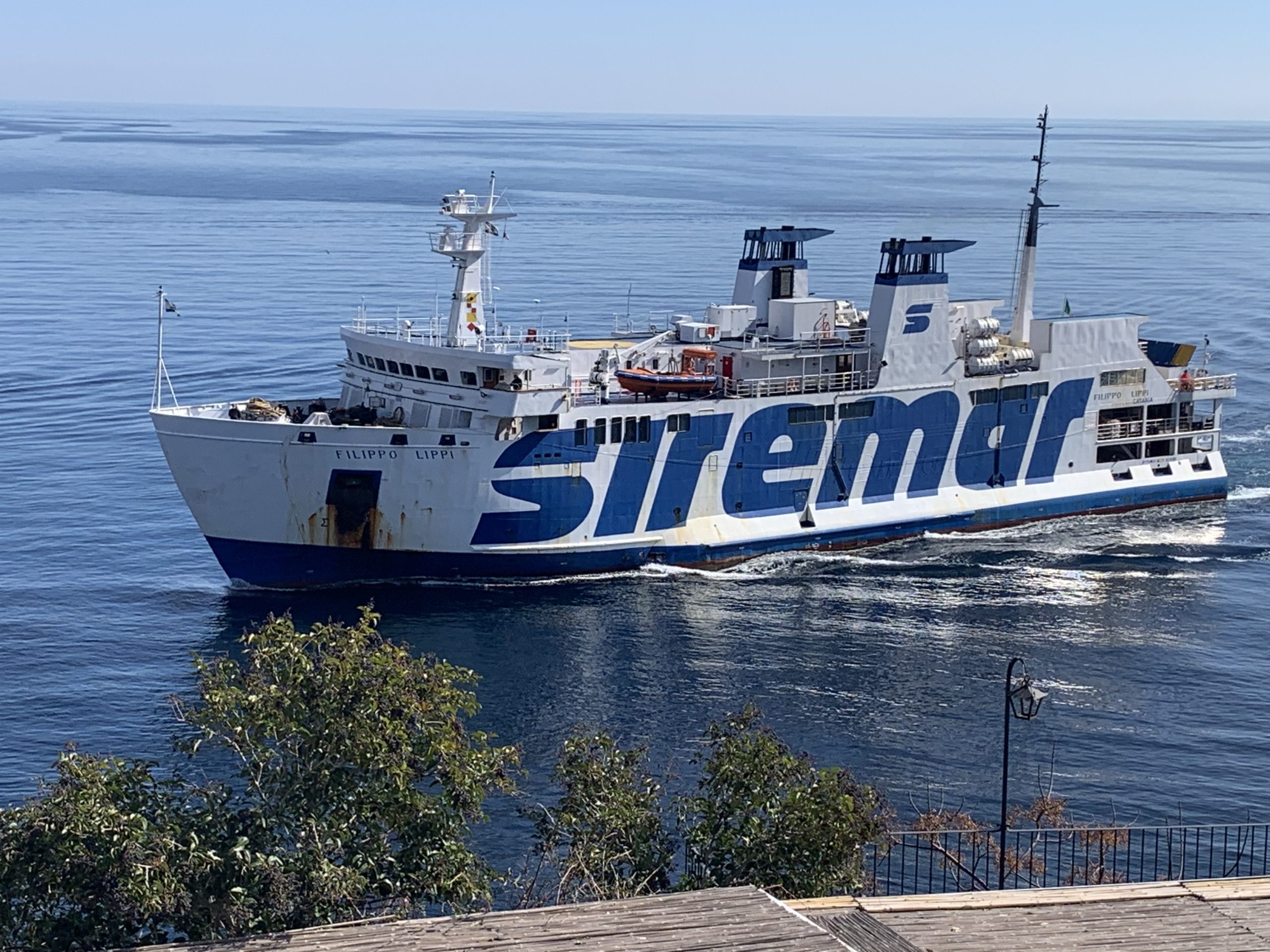 Controcorrente eoliana denuncia: “Posti auto ridotti sulle navi”