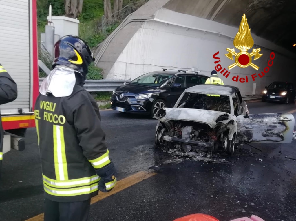 Messina, auto va a fuoco in autostrada
