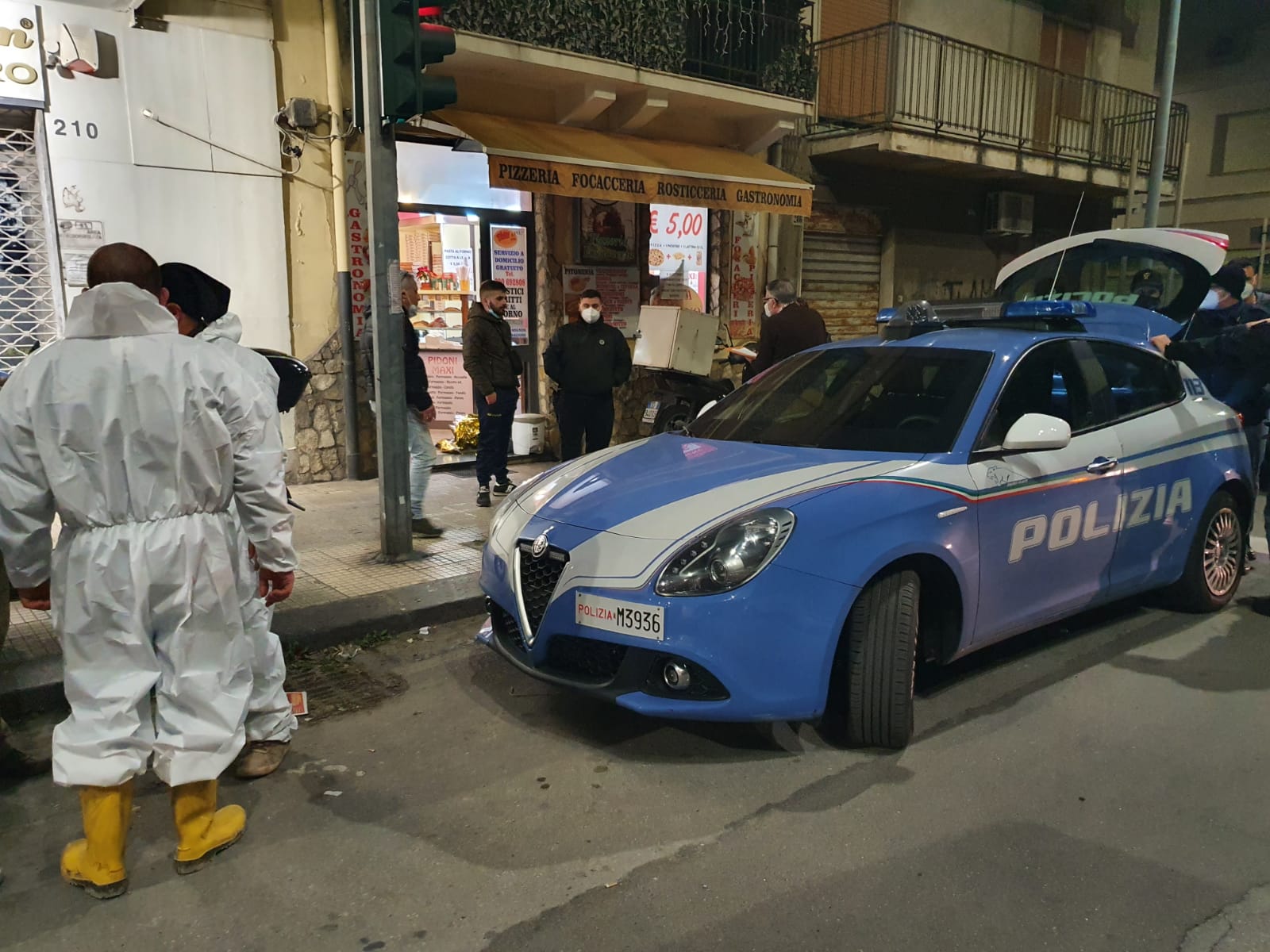 Muore in una gastronomia, giallo sull’identità