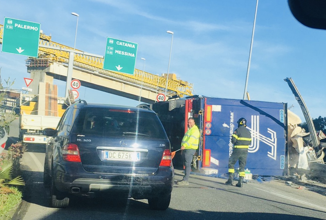 Rampa svincolo Giostra, Tir si ribalta rischiando un volo terribile