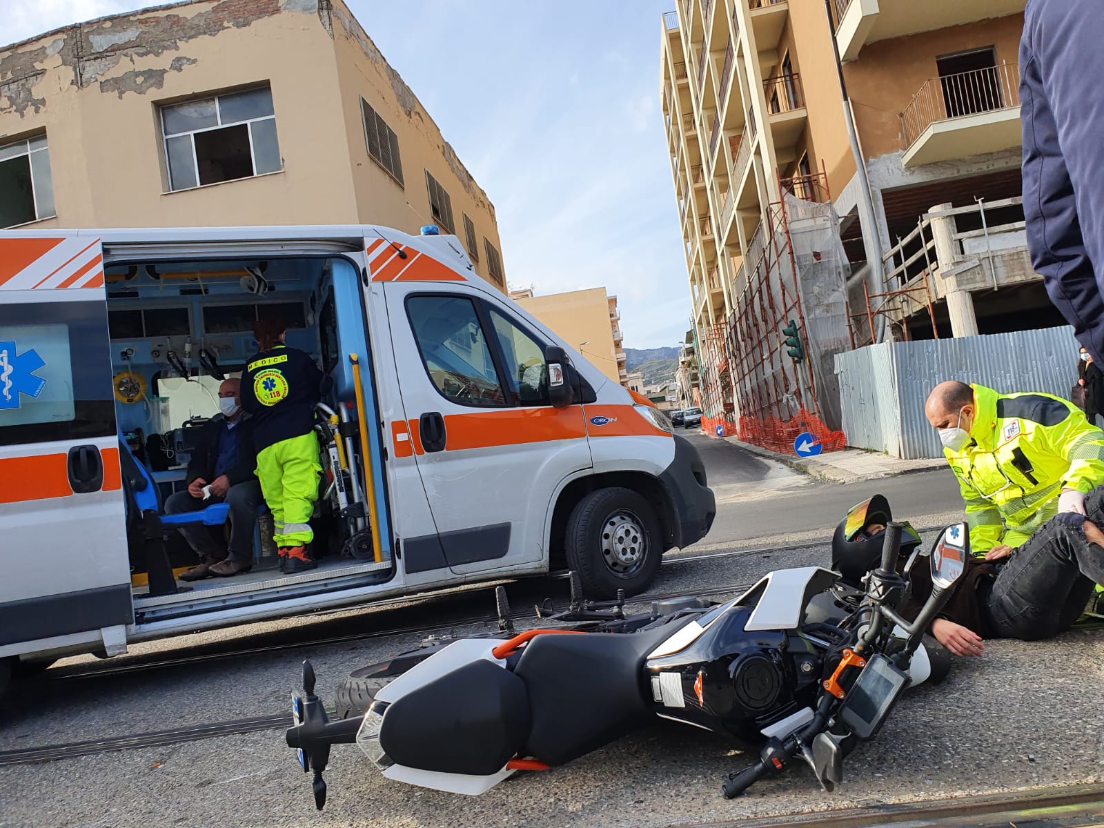 Scontro auto-moto in via Bonino, due feriti
