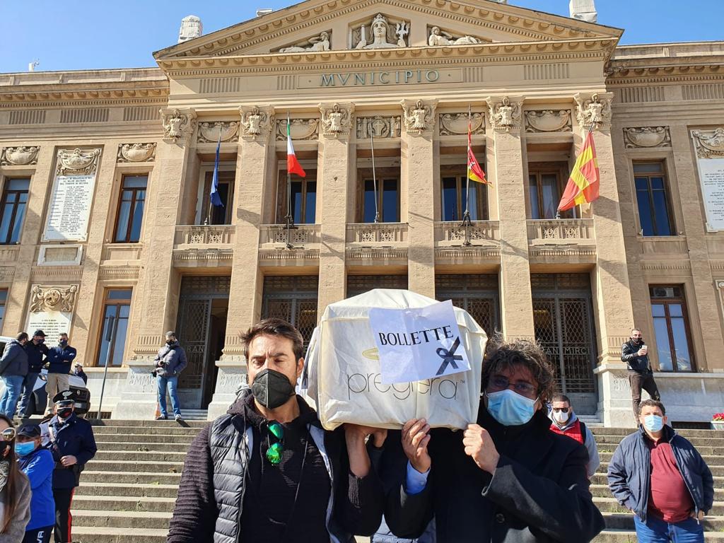 "Lutto" a Messina: si è celebrato il "funerale" del commercio
