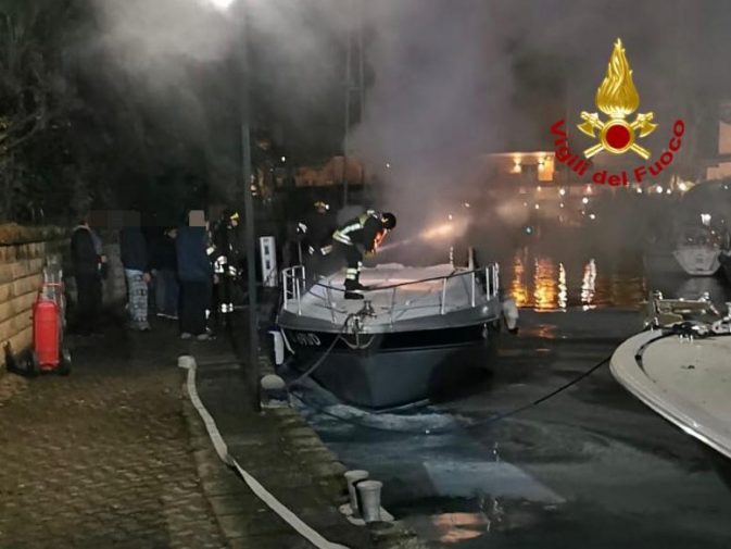 Imbarcazione in fiamme a Portorosa