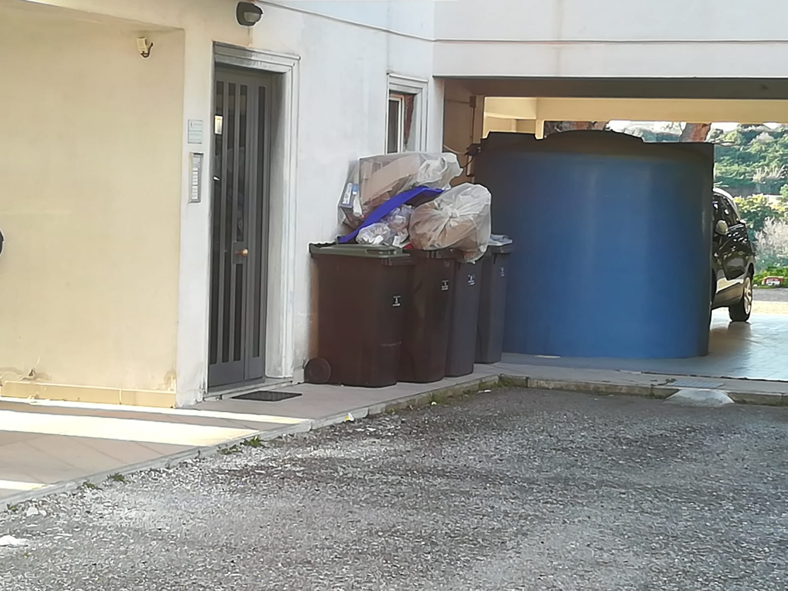 Cassonetti straripanti a Faro superiore: "Il sindaco ha abbandonato i villaggi"
