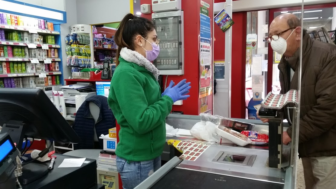 I sindacati: “Vaccino anti-Covid a dipendenti dei supermercati”