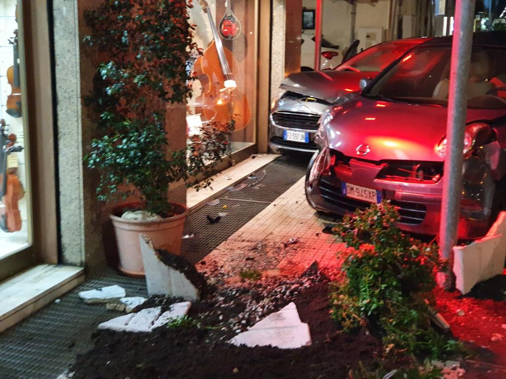 Via La Farina, due auto finiscono quasi dentro negozio