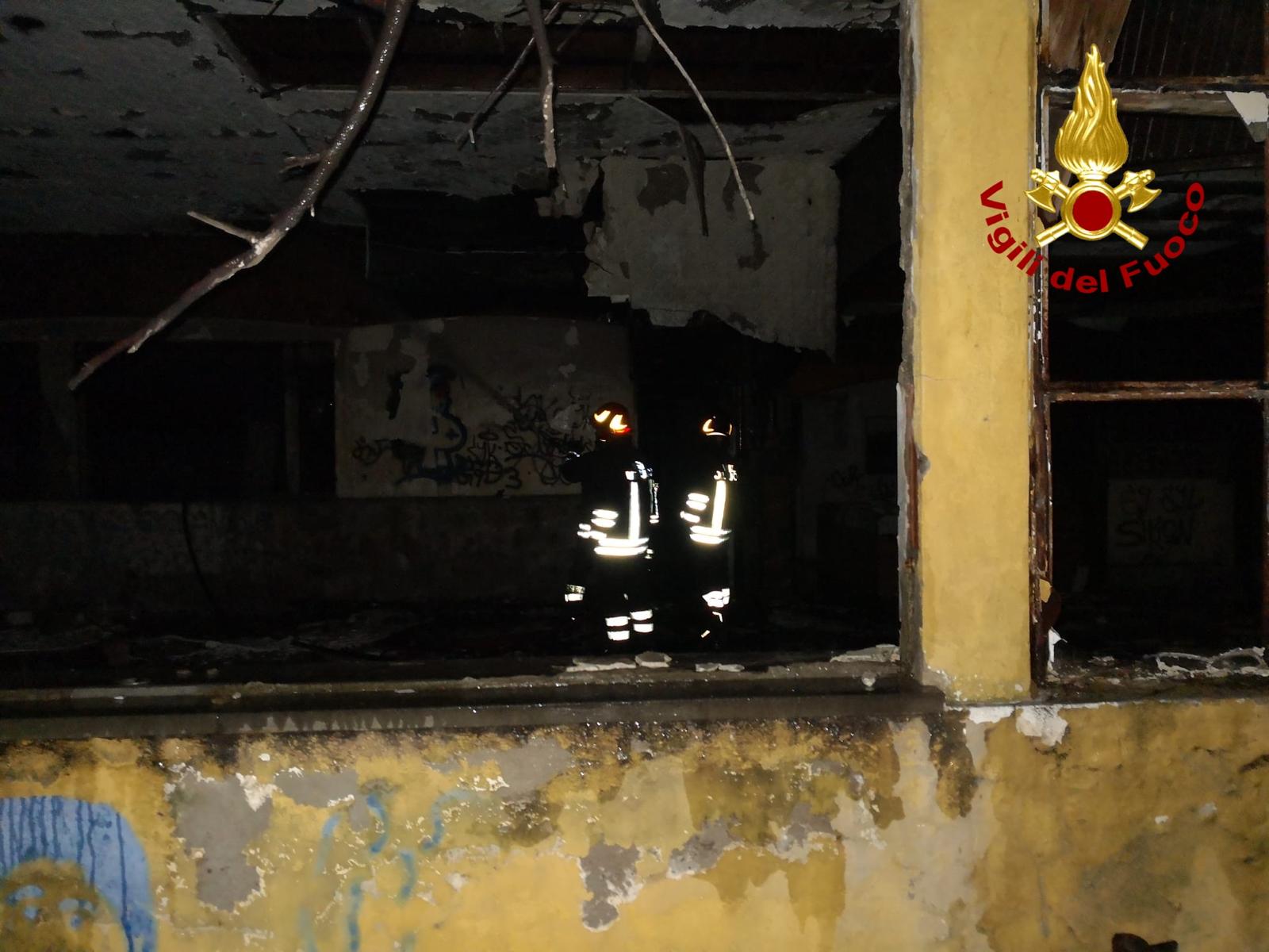 Milazzo, ex stabilimento balneare divorato dalle fiamme