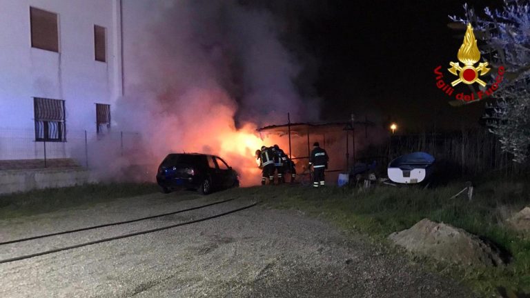Auto avvolte dalle fiamme: intervengono i pompieri