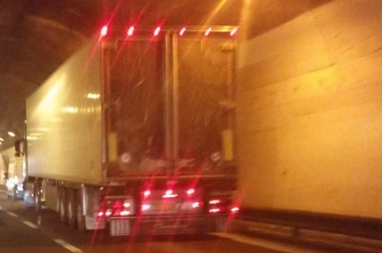 Tir si ferma in galleria, la disastrata A18 va in tilt