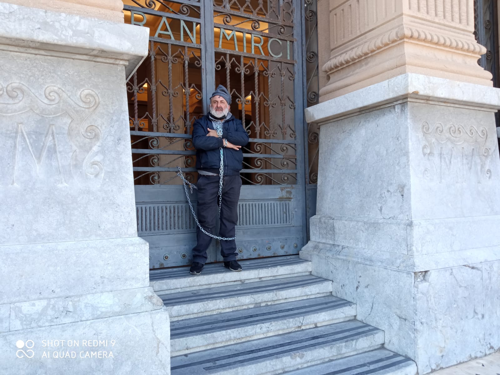 Troppi sequestri, ambulante s’incatena a Palazzo Zanca