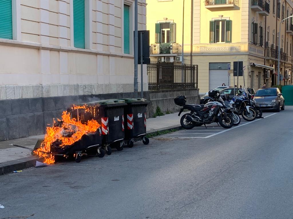 Cassonetti in fiamme, attimi di paura in via Dei Mille