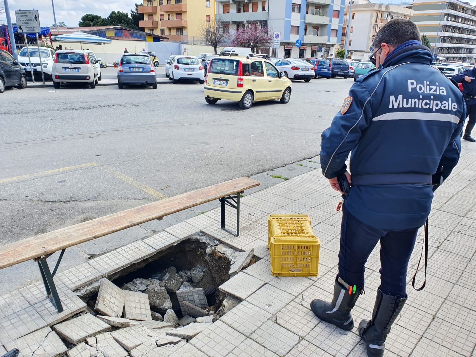 Viale Europa: sprofonda il marciapiede