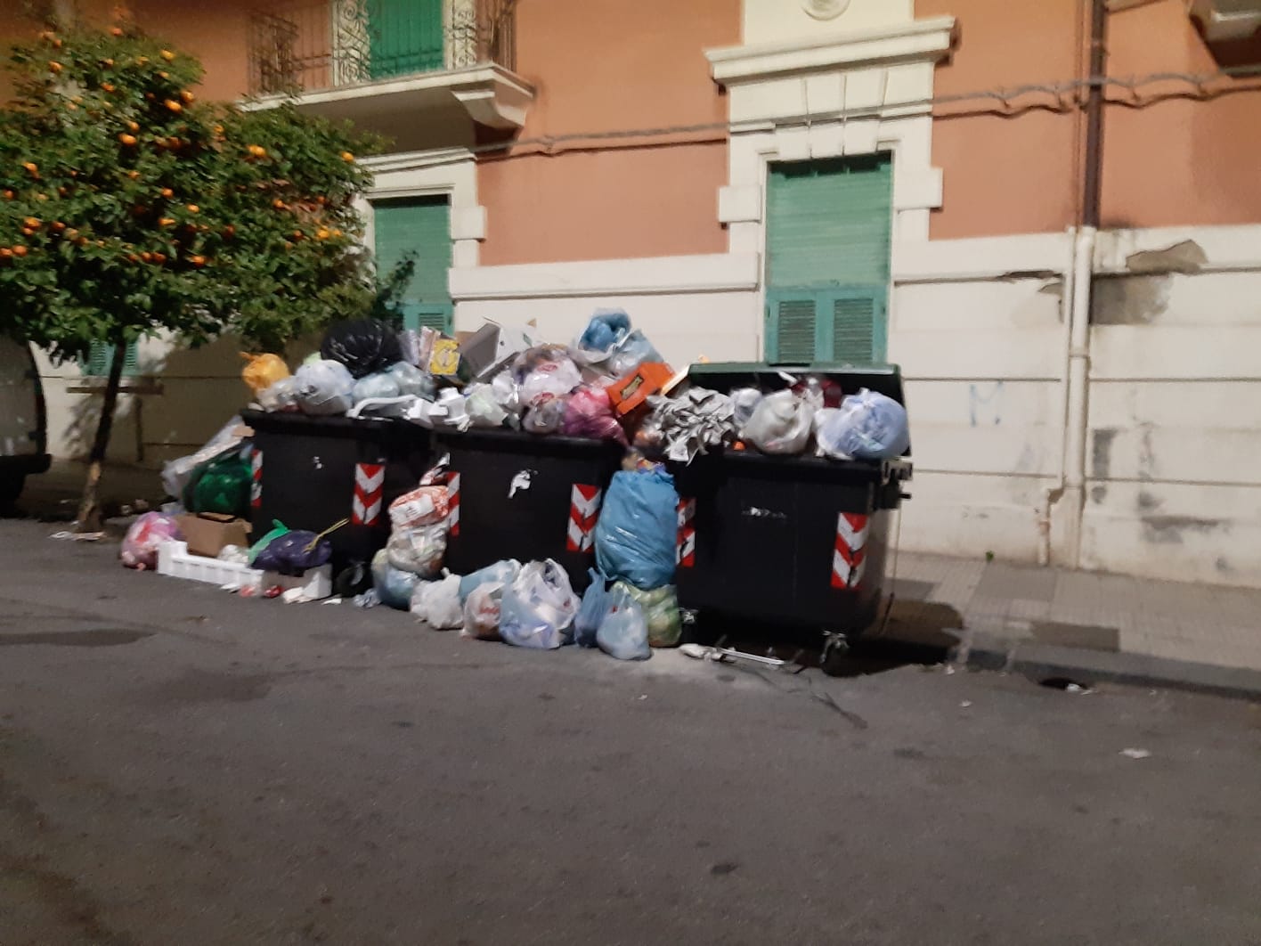 Rifiuti, cassonetti stracolmi nel centro città