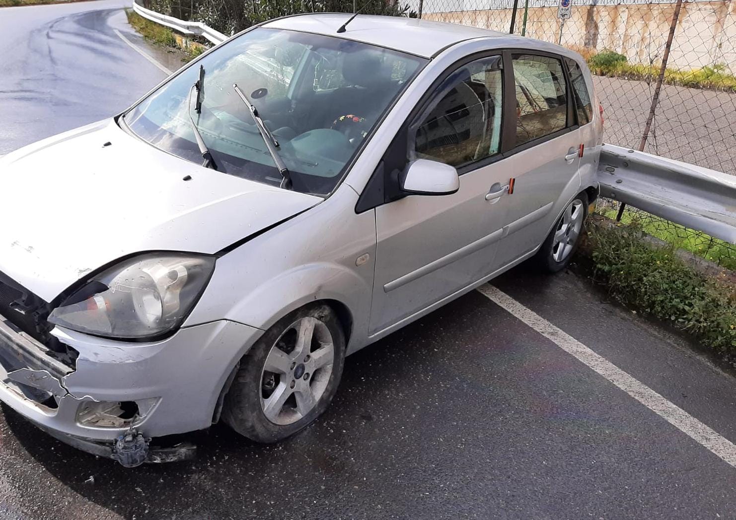 Auto finisce sul guardrail: ferita la conducente