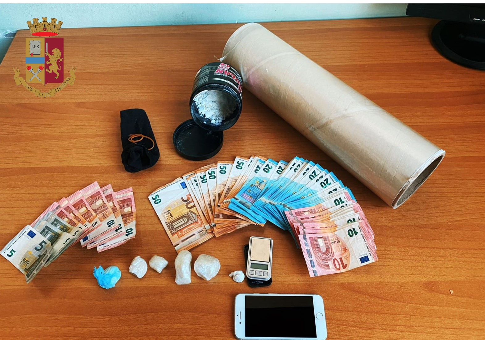 Cocaina nei calzini, 27enne finisce in manette