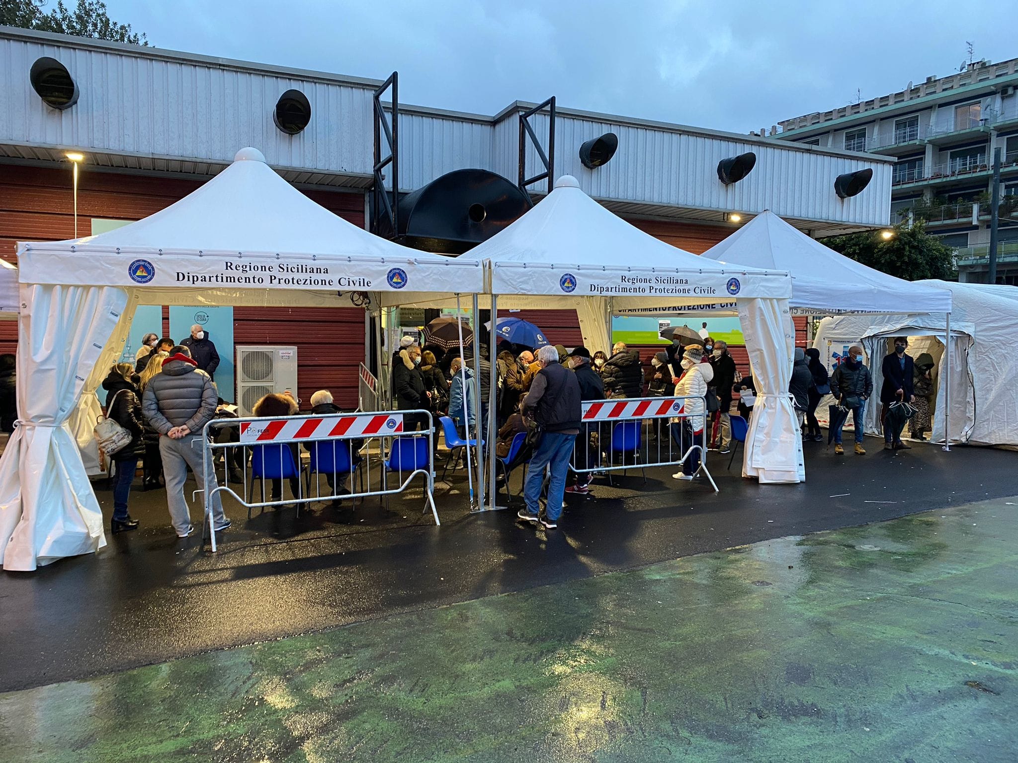 Astrazeneca, da pomeriggio vaccinazioni per i “non fragili” senza prenotazione