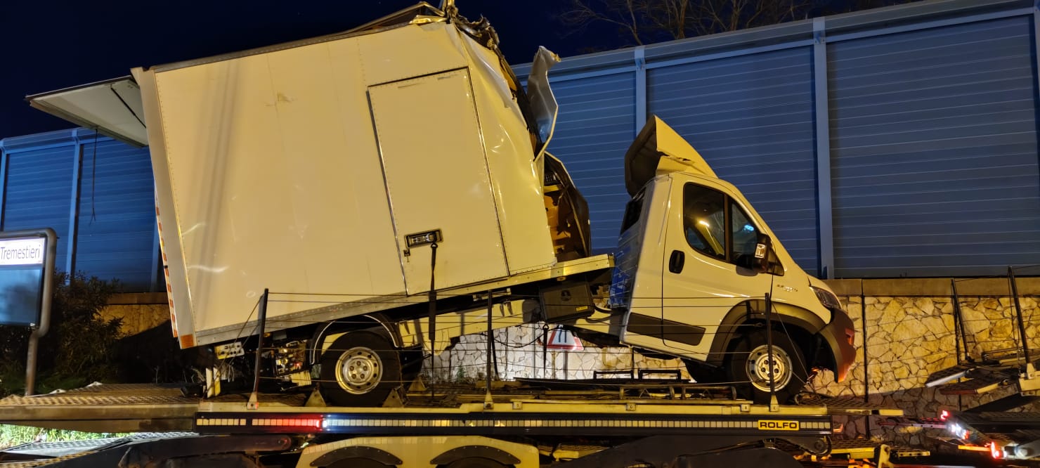 Tremestieri, furgone su bisarca sbatte contro il tetto del cavalcavia