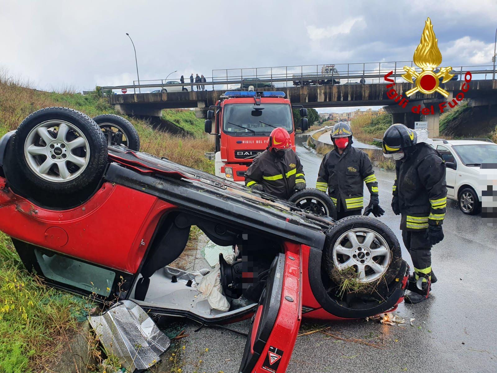 Milazzo, auto sbanda e si capovolge sull’asse viario