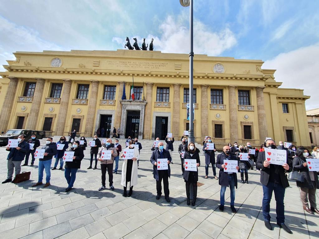 Tribunale: ecco la panchina blu, simbolo della bigenitorialità