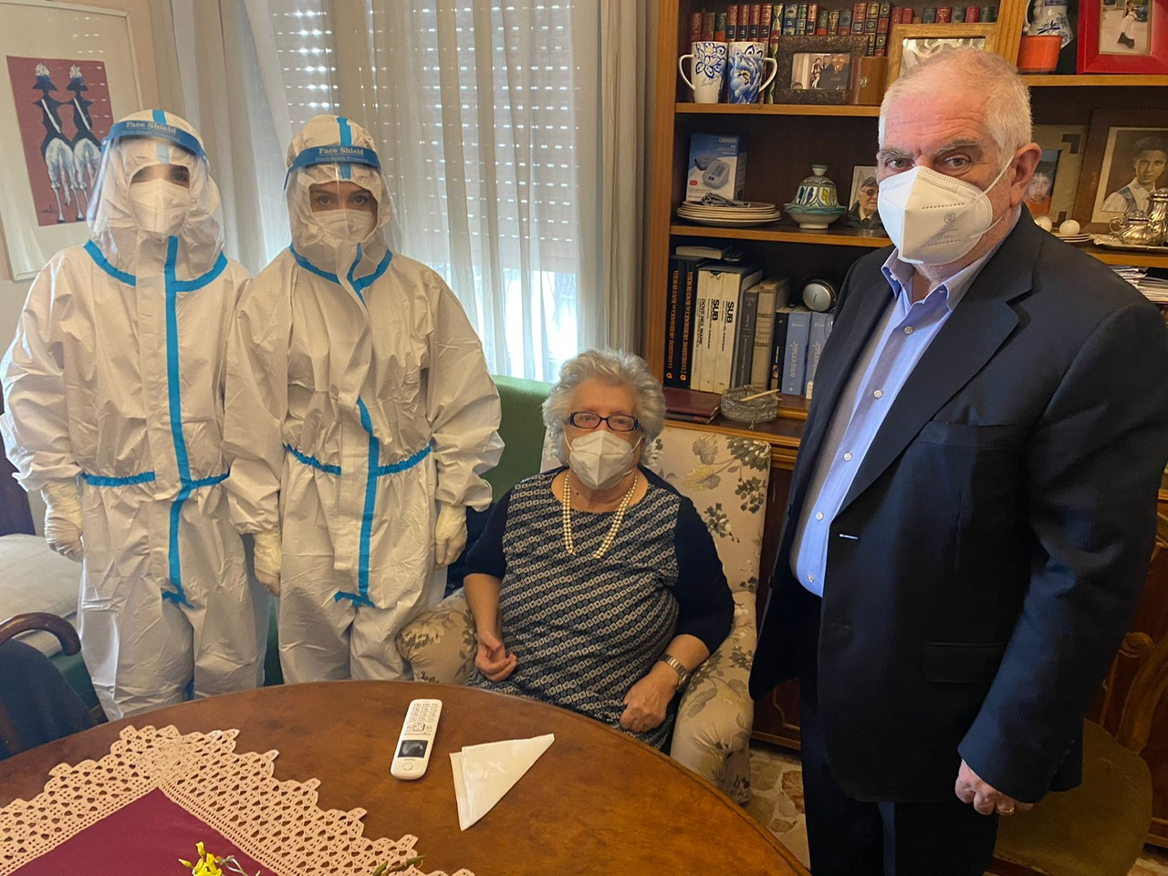 Lotta al Covid, 84enne la prima vaccinata a domicilio a Messina e provincia