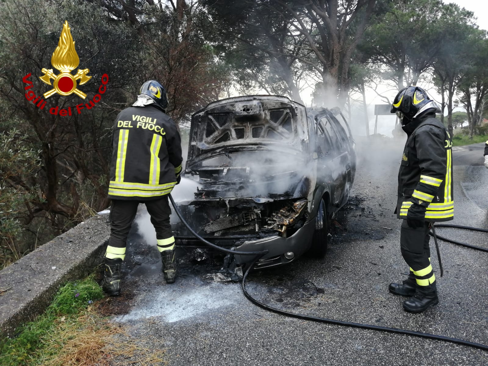Auto prende fuoco a Salice