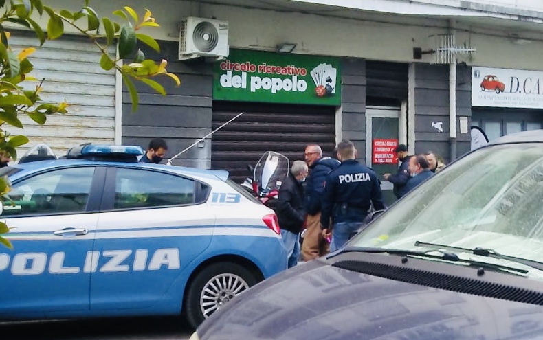 Blitz in un circolo, in dieci giocavano a carte