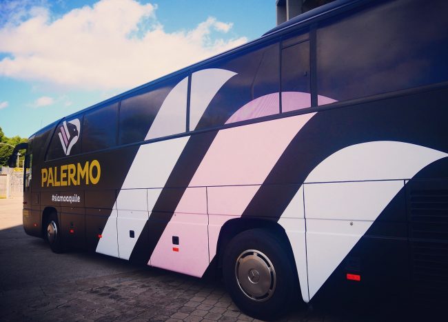 Sassi contro il pullman del Palermo sul viale Giostra