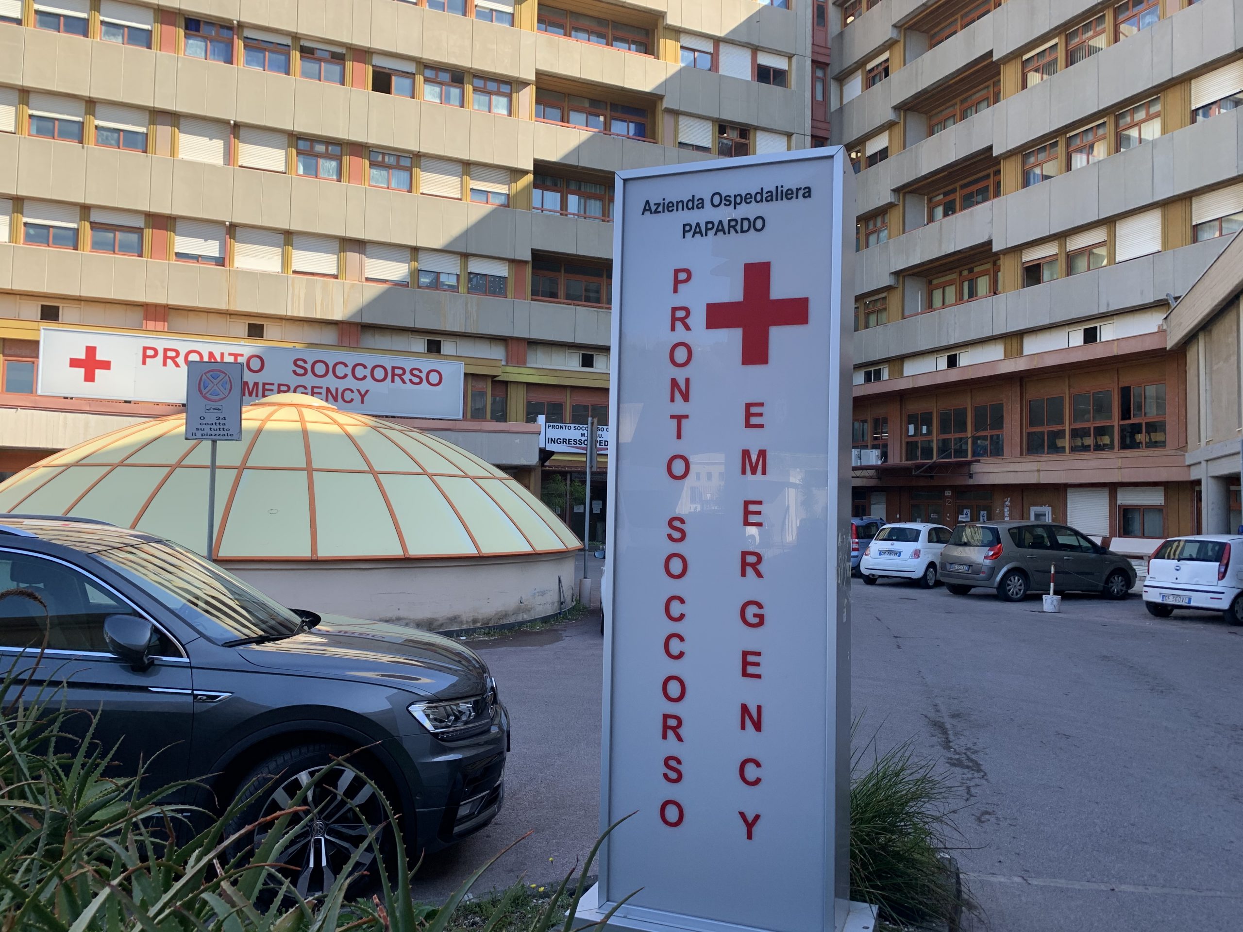 Bus finisce contro staccionata: un ferito