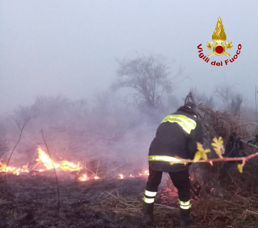 Incendio boschivo al confine tra Floresta e Randazzo