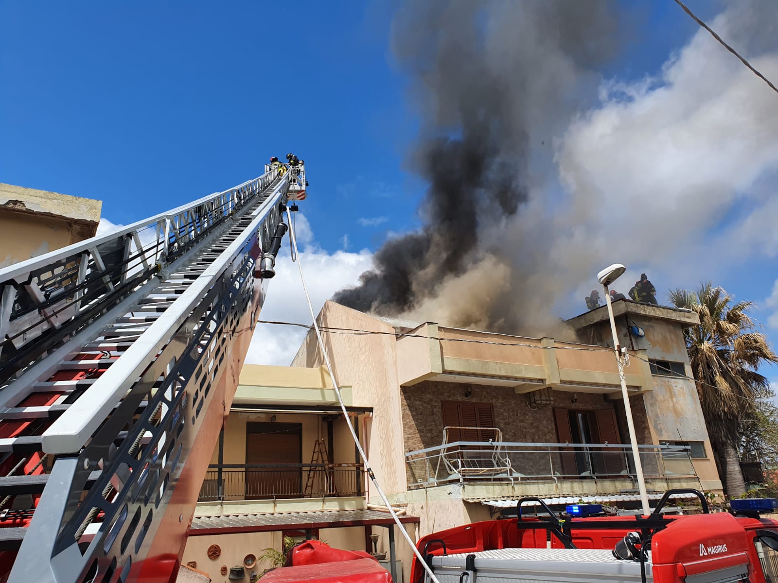Incendio in abitazione a Tremestieri, tre intossicati