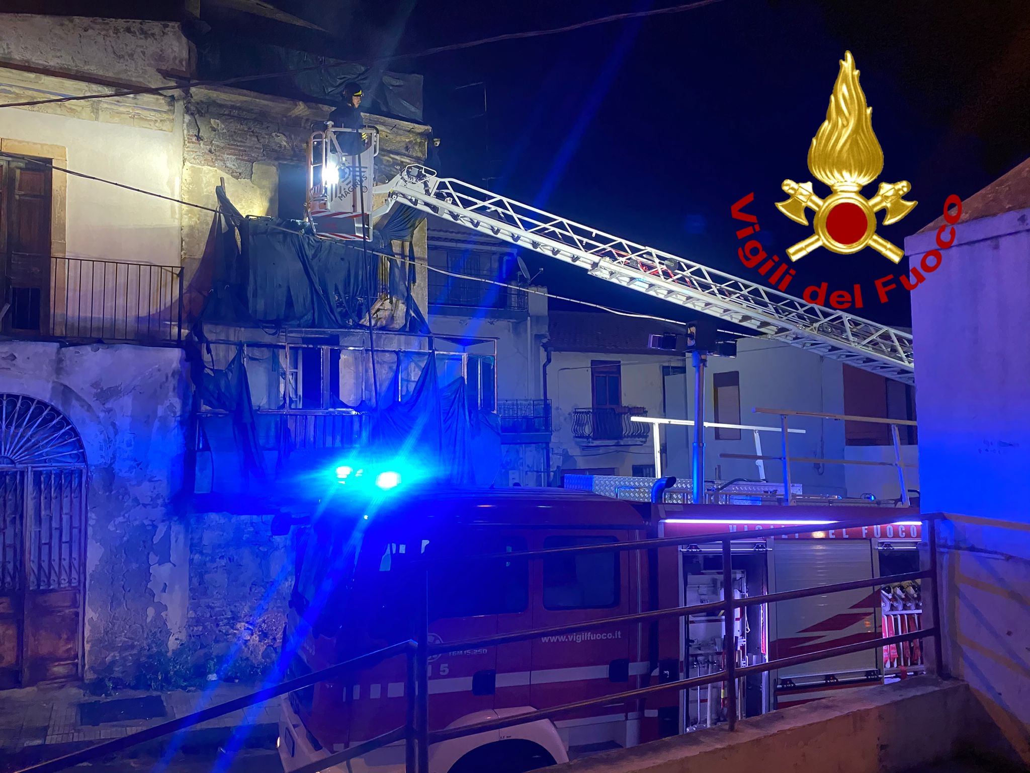 Santa Lucia sopra Contesse, vecchio casolare in fiamme