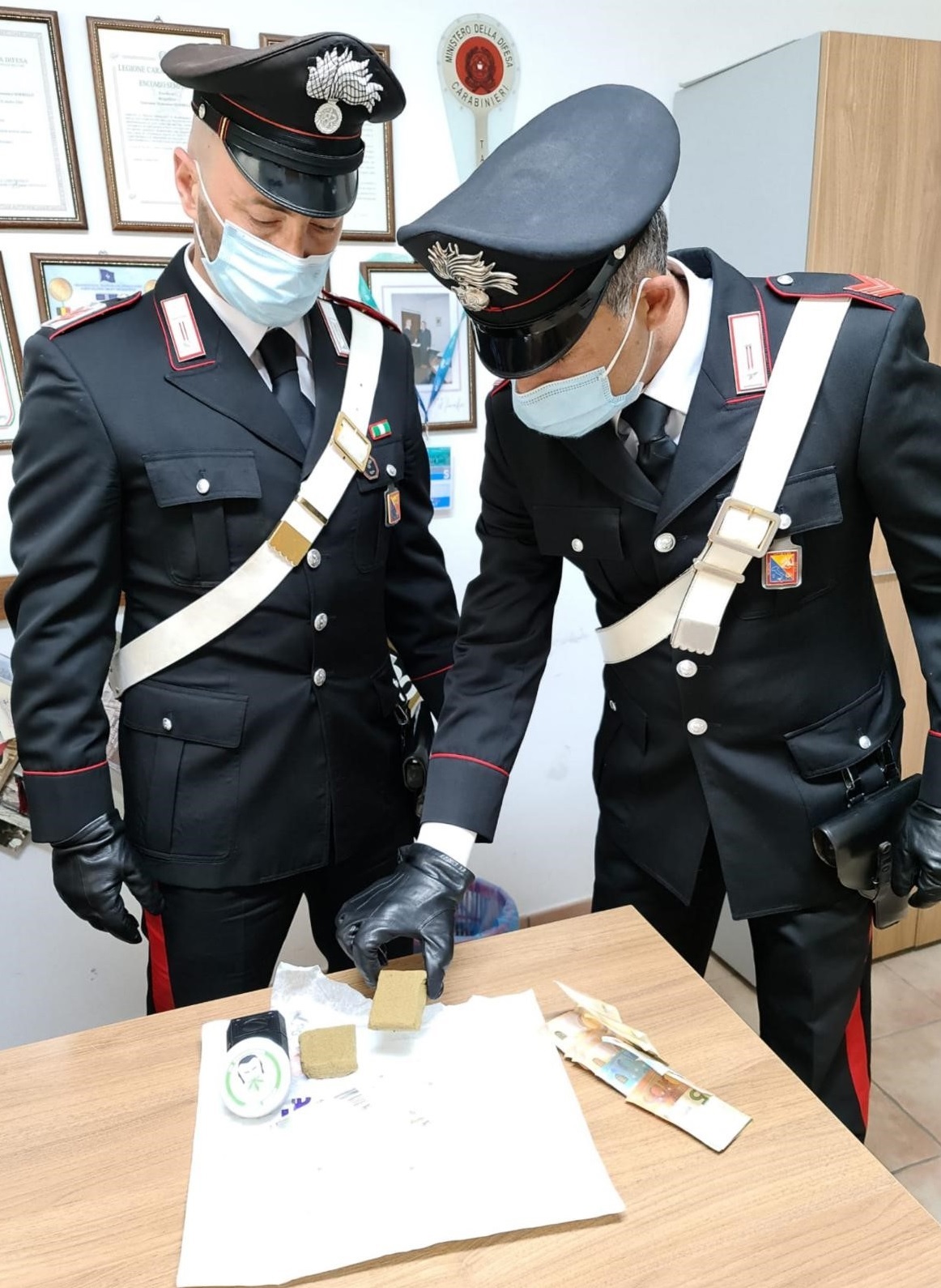 Nascondeva hashish in casa: arrestato 25enne