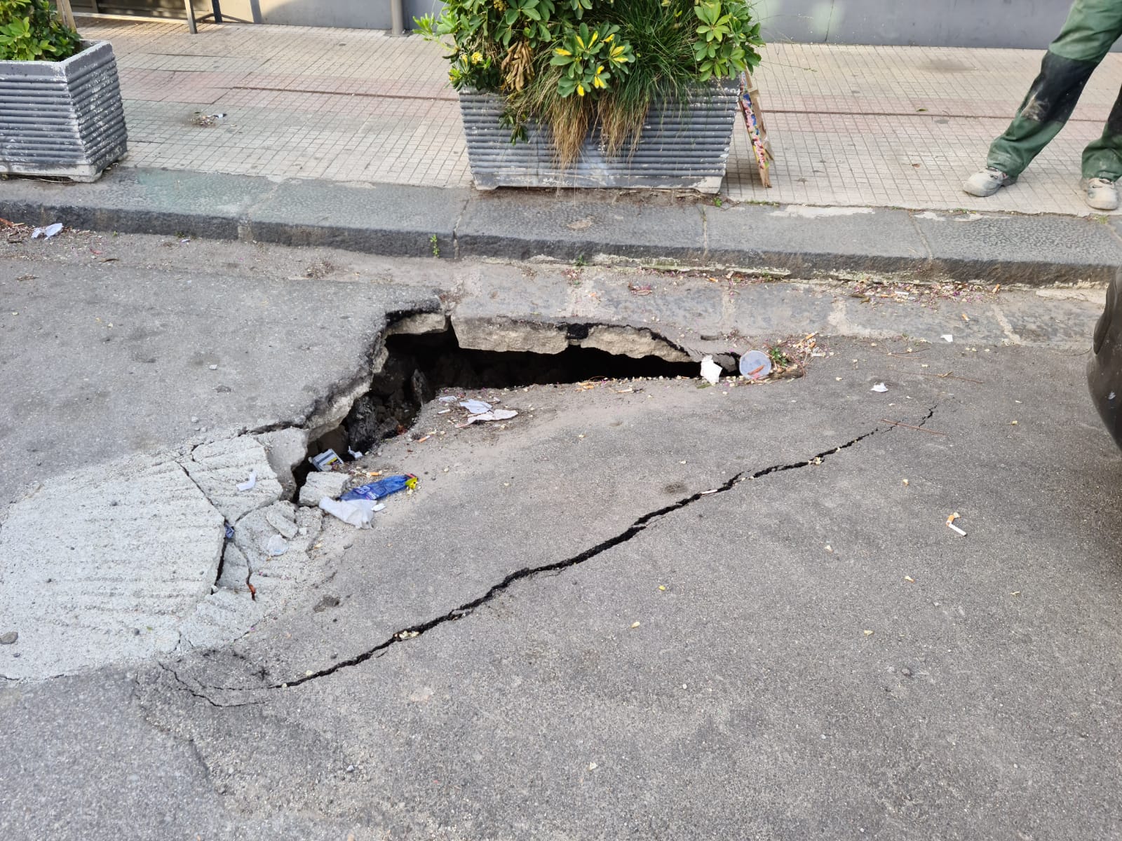 Viale Europa, sprofonda la strada