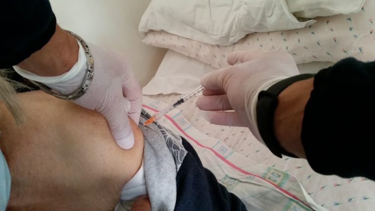 Covid: via libera alla quinta dose per gli anziani
