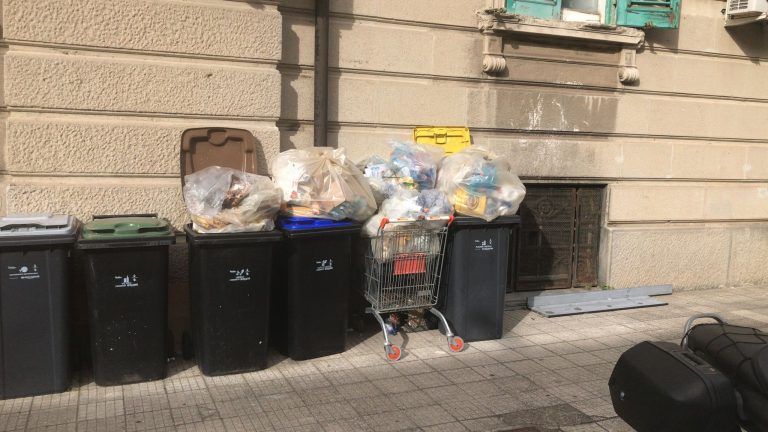 Rifiuti, nessuna raccolta da domenica: disperati gli esercenti