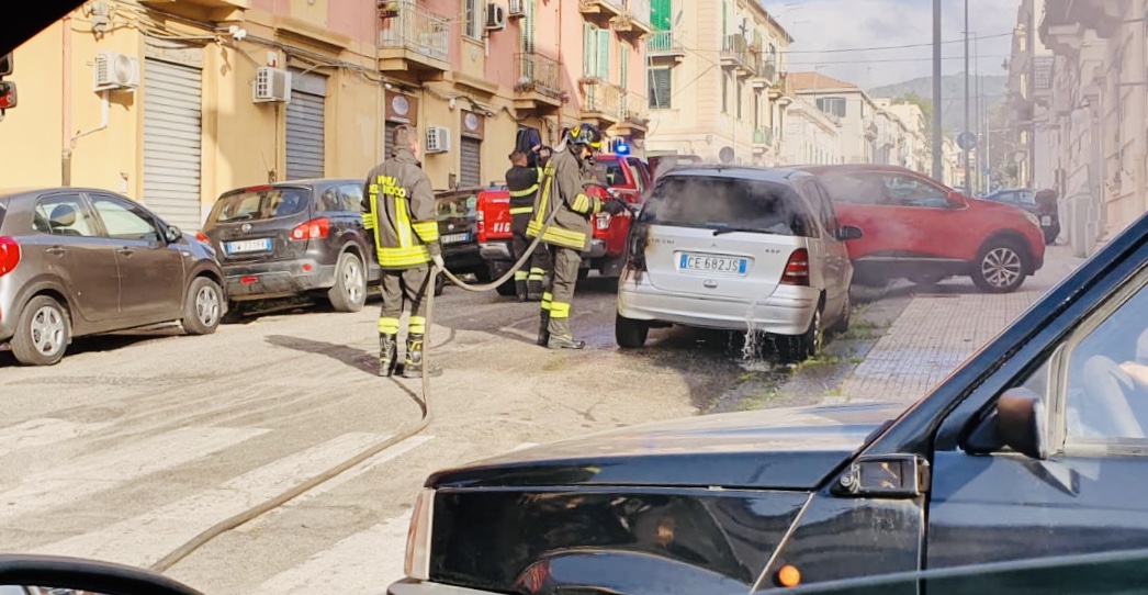 Paura in via Lombardia, auto in fiamme