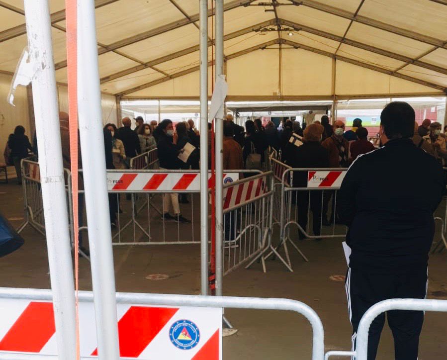 Primo maggio, lunghe code per il vaccino