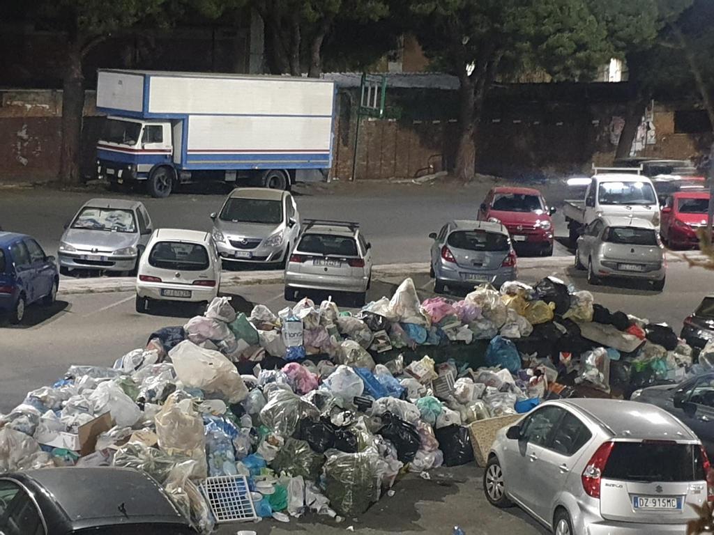 Via i cassonetti ma non i rifiuti: discarica a cielo aperto sul viale Europa