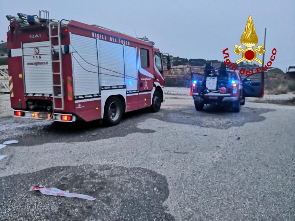 Panoramica, incendio alla cava di sabbia