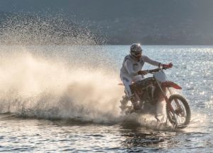 Centauro milanese attraverserà lo Stretto di Messina con moto da cross