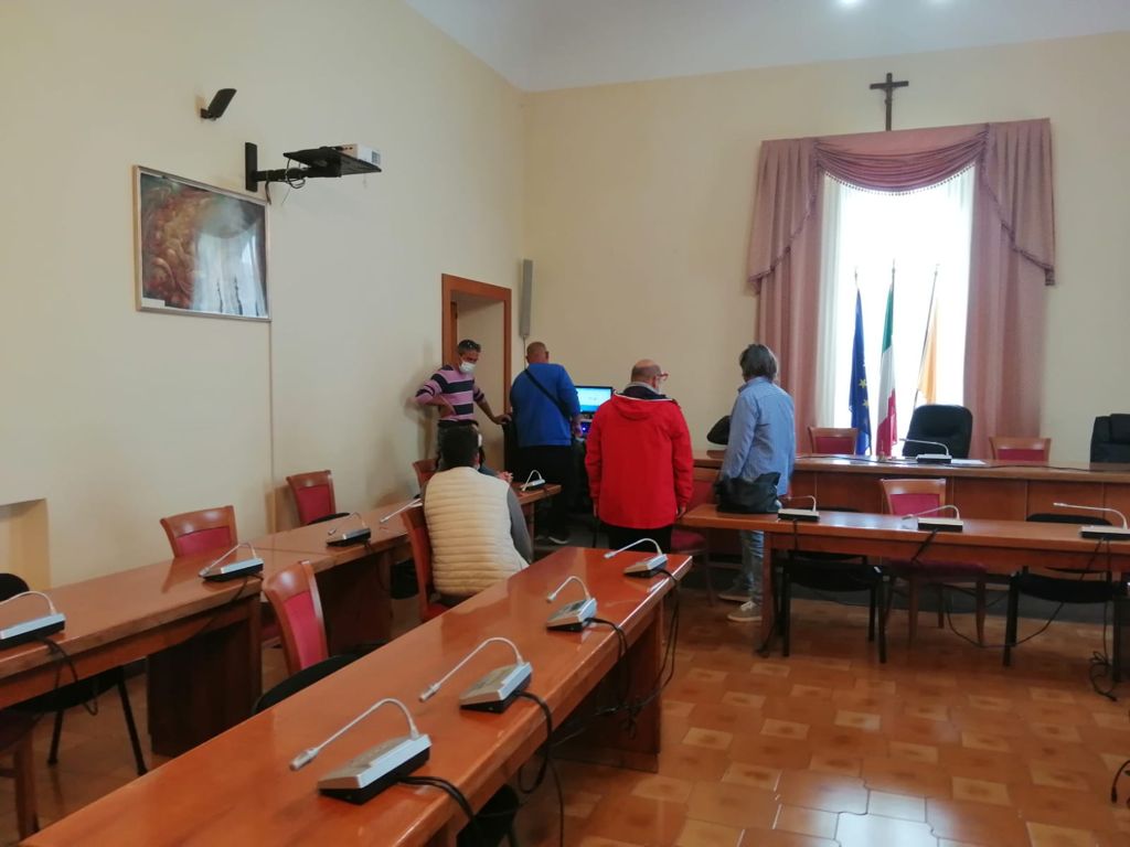 Lipari, ex lavoratori Pumex occupano l’aula consiliare