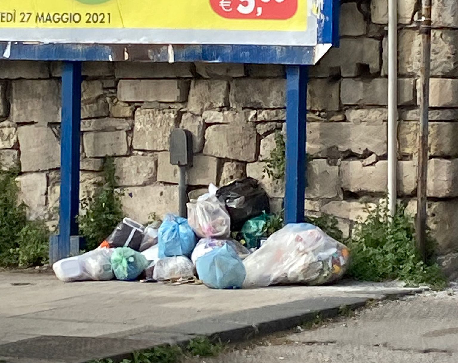 Interventi di scerbatura in centro, disposte limitazioni
