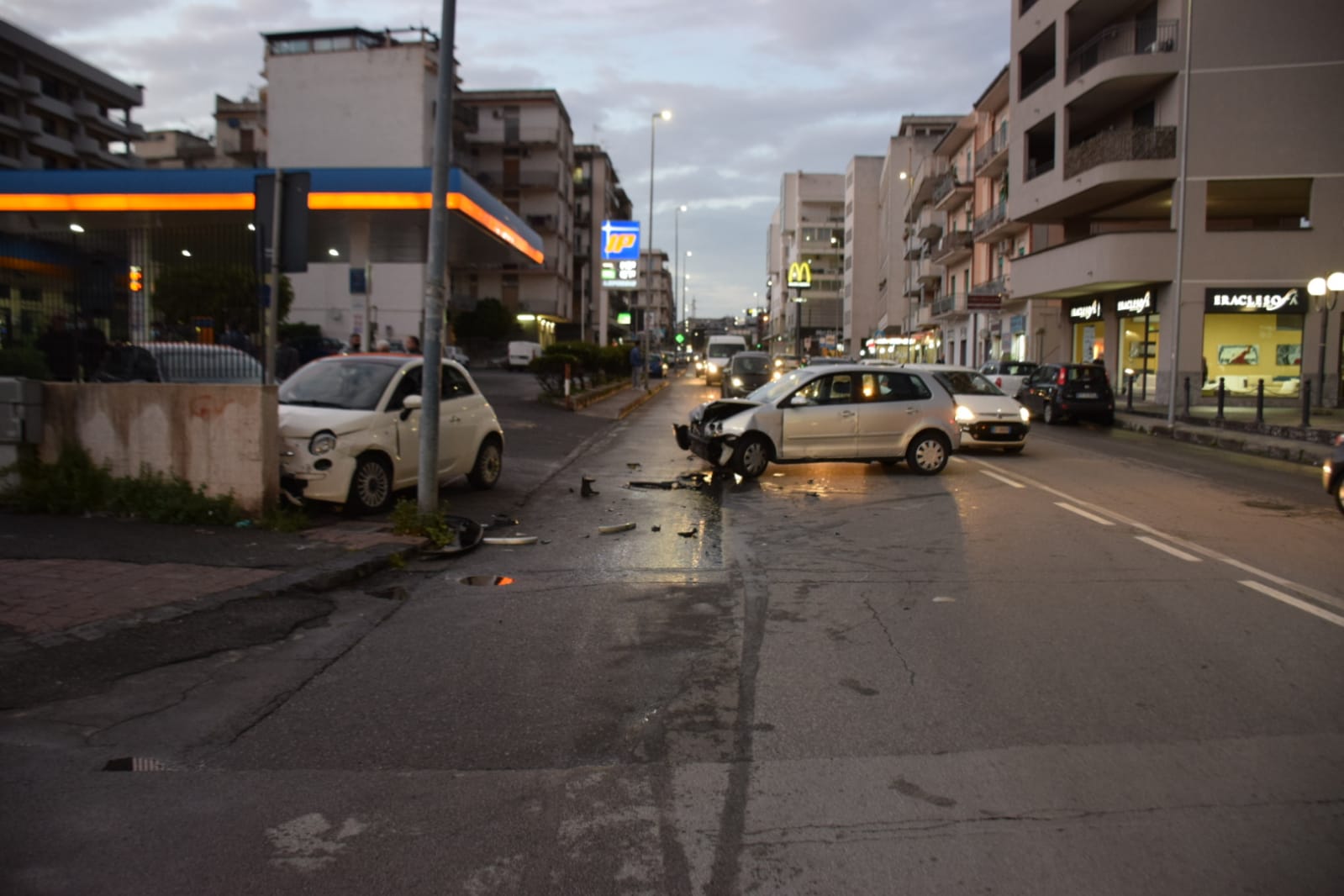 Contesse: carambola di auto coinvolge pedone