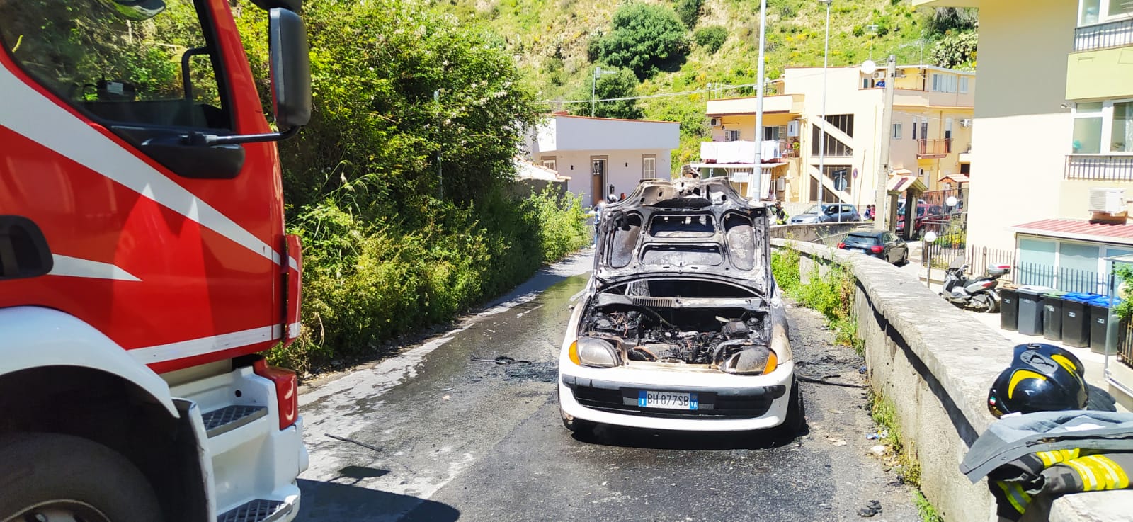Auto prende fuoco in via del Santo